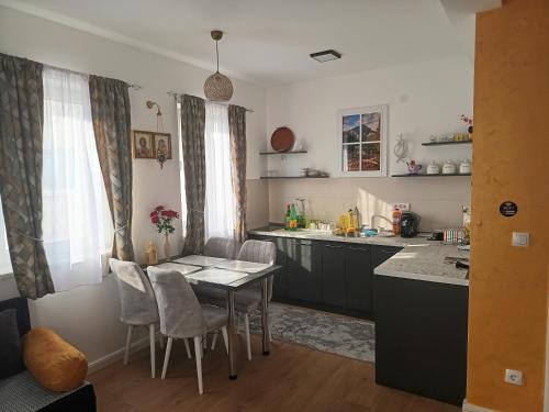 Kuchyň nebo kuchyňský kout v ubytování Gold Apartman
