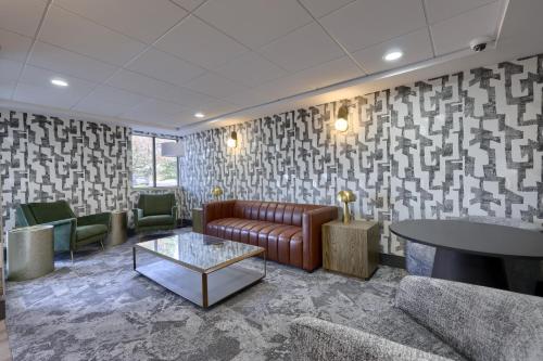 a lobby with a couch and a table and chairs at Lititz Pointe Inn and Suites in Lititz