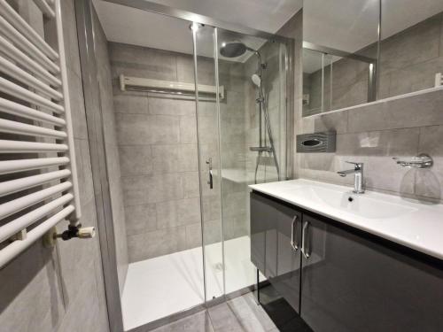 łazienka z umywalką i prysznicem w obiekcie Résidence Roselend - Charmant appartement de 3 pièces situé dans une résidence au village du Chantel, proche des pistes et avec piscine. MAE-2474 w mieście Arc 1800