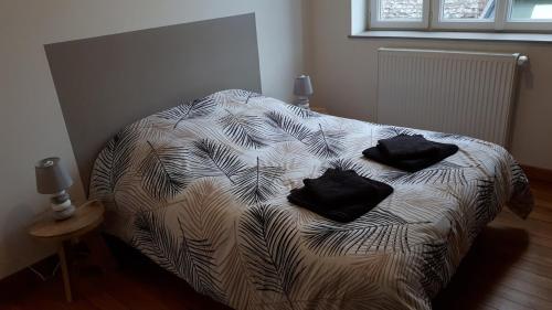 - un lit avec des oreillers noirs dans l'établissement Grand appartement 2 chambres Calais centre ville, à Calais