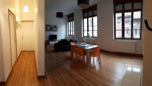 un salon avec une table et un canapé dans l'établissement Grand appartement 2 chambres Calais centre ville, à Calais