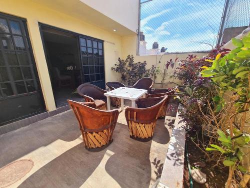 a patio with chairs and a table on a porch at Casa Tranquila cerca de GDL in Tololotlán