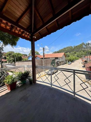a balcony with a view of a parking lot at AP Temporada Monte Verde in Monte Verde