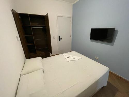 a small room with a bed and a tv at WeStay Nova Cidade in São Paulo