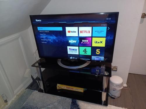 TV a/nebo společenská místnost v ubytování Byron View House R6