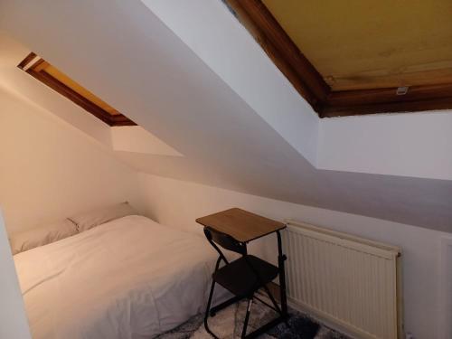 Postel nebo postele na pokoji v ubytování Byron View House R6