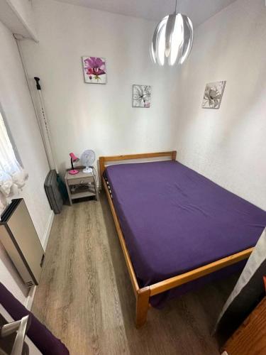 - une chambre avec un grand lit violet dans l'établissement Résidence Marines D'aryana - Jolie T2 au calme a proximité de la Plage MAE-1691, à Six-Fours-les-Plages