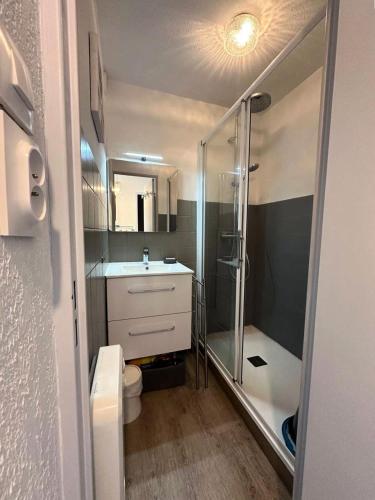 une salle de bain avec une douche, un lavabo et des toilettes dans l'établissement Résidence Marines D'aryana - Jolie T2 au calme a proximité de la Plage MAE-1691, à Six-Fours-les-Plages