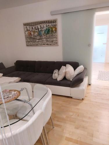 FAMILY APARTMENT ZRNKA s parkingom, romobilima i biciklima