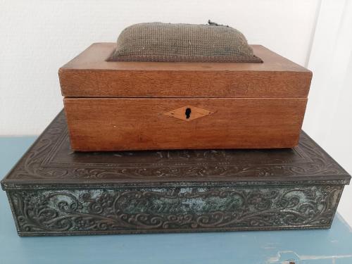 two boxes stacked on top of each other on a table at Gezellig souterrain in bollestreek met prive ingang in Hillegom