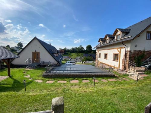 a large yard with a house and a building at Apartmán na statku Červený Kostelec in Červený Kostelec