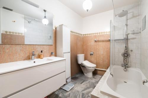 une salle de bain avec un lavabo, des toilettes et une douche dans l'établissement Luxury and Elegance Georges V, à Paris