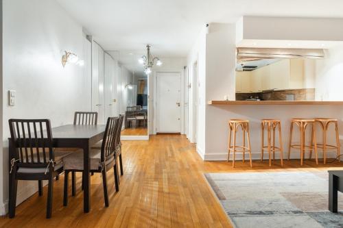 une salle à manger et une cuisine avec une table et des chaises dans l'établissement Luxury and Elegance Georges V, à Paris