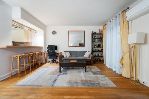 un salon avec un canapé et une table dans l'établissement Luxury and Elegance Georges V, à Paris