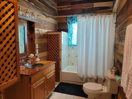 Ένα μπάνιο στο Ashton Court Belize