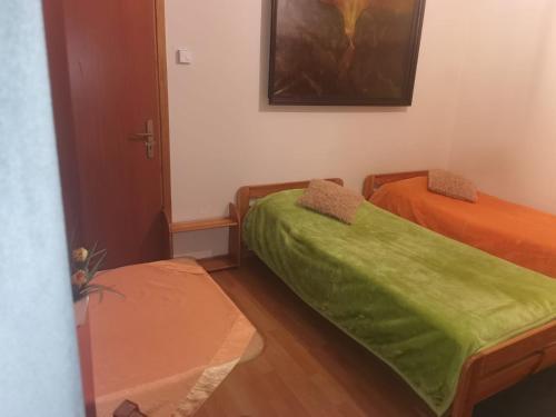a room with two beds with green sheets at Spokojna Zagroda in Biały Dunajec