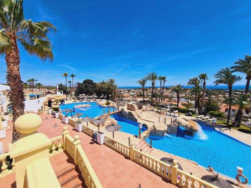 una vista de la piscina en un resort en Casa MuMa, en Calpe