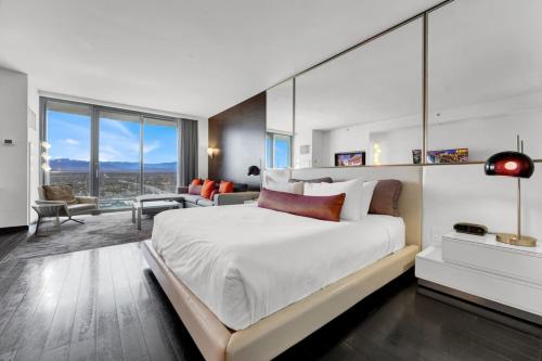Ένα ή περισσότερα κρεβάτια σε δωμάτιο στο Lux Studio with Mountain Views, Pool and Casino Access