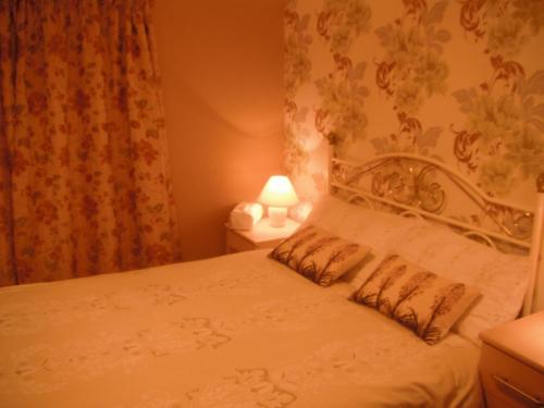 Tempat tidur dalam kamar di Castlemaine House B&B