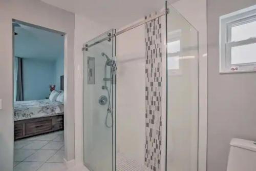 Koupelna v ubytování 3BR Home with Private Pool near Sawgrass Mills Mall