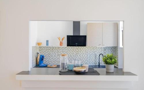 un modèle de cuisine avec comptoir dans l'établissement Joli T2 quartier de la Joliette 2 min du tramway, à Marseille