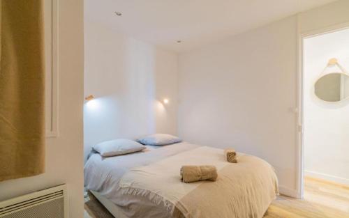 une chambre avec un lit avec deux oreillers dessus dans l'établissement Joli T2 quartier de la Joliette 2 min du tramway, à Marseille