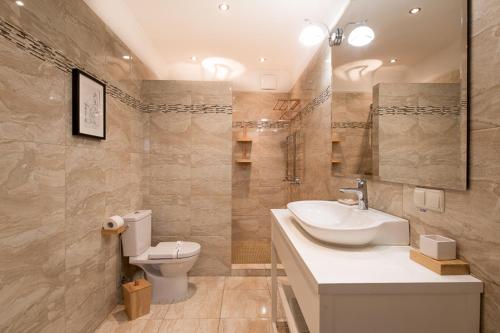 a bathroom with a sink and a toilet at Otte in Myrhorod