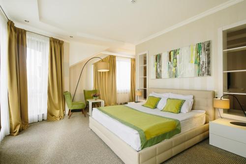 a hotel room with a bed and a television at Otte in Myrhorod