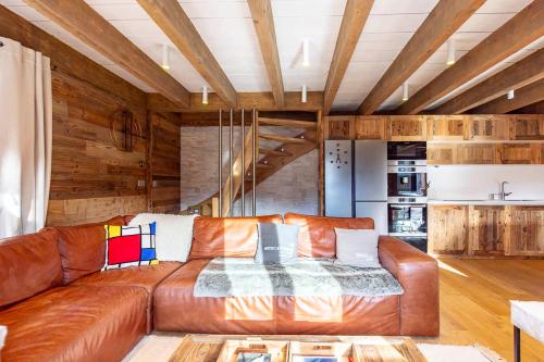 - un salon avec un canapé en cuir brun dans l'établissement Le lido des neiges - splendid luxury chalet 4 bedrooms 4 bathrooms, à Isola 2000