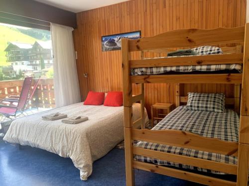 - une chambre avec 2 lits superposés et un balcon dans l'établissement Studio au pied des pistes à Morzine, à Morzine