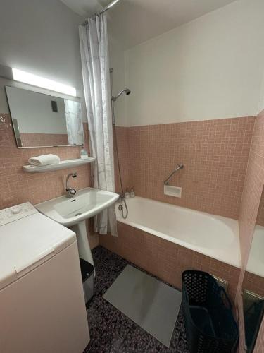 La salle de bains est pourvue d'un lavabo et d'une baignoire à côté d'un lavabo. dans l'établissement Studio au pied des pistes à Morzine, à Morzine