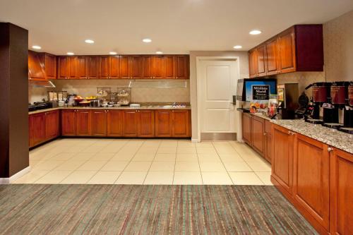 eine große Küche mit Holzschränken und Fliesenboden in der Unterkunft Residence Inn Jackson Ridgeland in Ridgeland