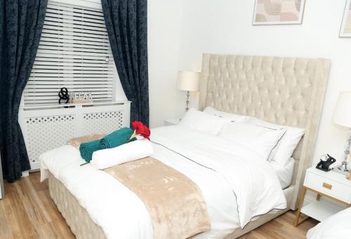 Ένα ή περισσότερα κρεβάτια σε δωμάτιο στο MDZ Luxe Stays-Sleeps 6