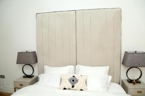 Ένα ή περισσότερα κρεβάτια σε δωμάτιο στο MDZ Luxe Stays-Sleeps 6