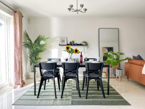 Posezení v ubytování Tornado Chase - Luxury & Spacious 5 Bedroom Home - Sleeps 8