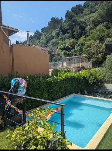 une petite piscine bleue dans une cour dans l'établissement Villa Elisabeth, à Nice