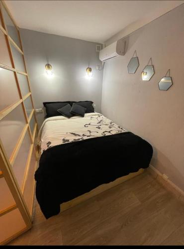 - une chambre avec un lit dans une pièce avec une échelle dans l'établissement Villa Elisabeth, à Nice