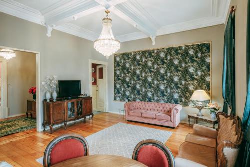 - un salon avec un canapé rose et une télévision dans l'établissement Vintage Beach House, à Matosinhos