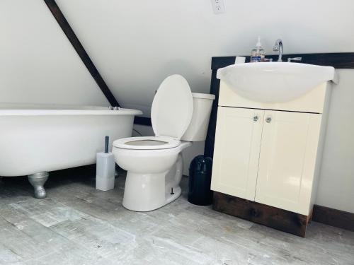 Koupelna v ubytování Spacious Lakefront Cottage Just 12 Mins to Hwy401