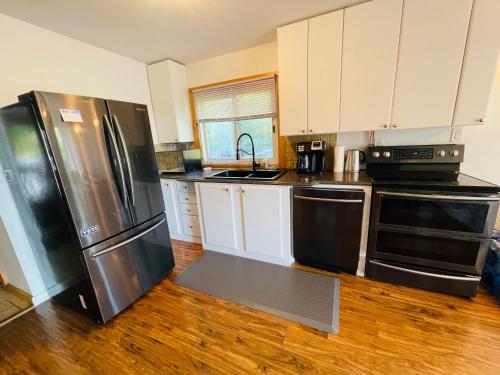 Kuchyň nebo kuchyňský kout v ubytování Spacious Lakefront Cottage Just 12 Mins to Hwy401