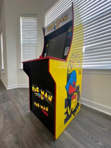 Gallery image of 5 bedroom Pool table, GAMEROOM lrg bkyard tv in every room pool in Neighborhood moncks corner home in Moncks Corner