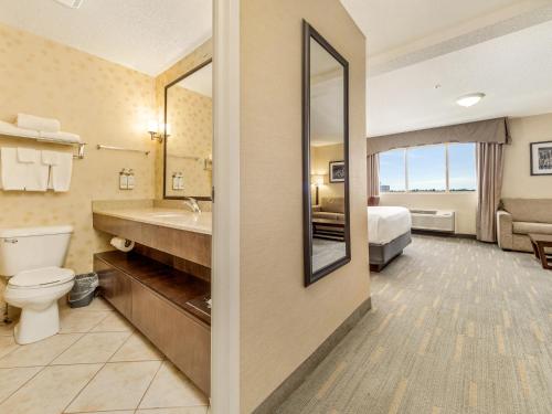 Koupelna v ubytování Holiday Inn Lethbridge by IHG