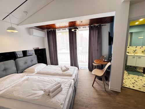 Ένα ή περισσότερα κρεβάτια σε δωμάτιο στο Modern Studio N14 kitchenette private bathroom