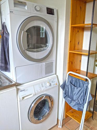 une laveuse et une sécheuse dans une petite maison dans l'établissement Fiskargränd 5, à Visby