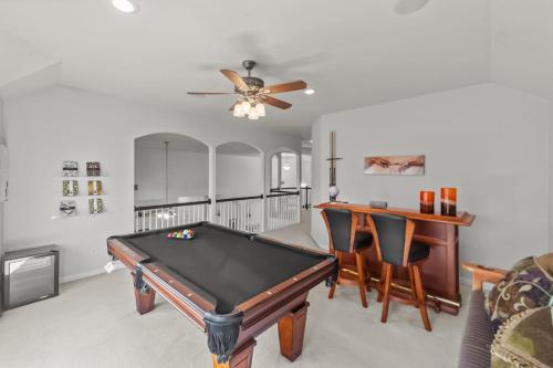 a living room with a pool table and a bar at Keller's Gem House & Spa in Keller