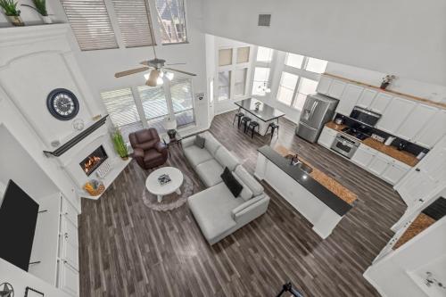 an overhead view of a living room and kitchen at Keller's Gem House & Spa in Keller