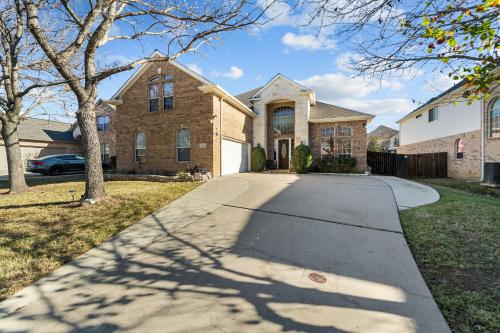 a driveway in front of a house at Keller's Gem House & Spa in Keller