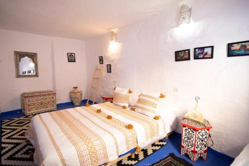 a bedroom with a bed and a ladder in it at Dar YAMINA RASELMA in Chefchaouene