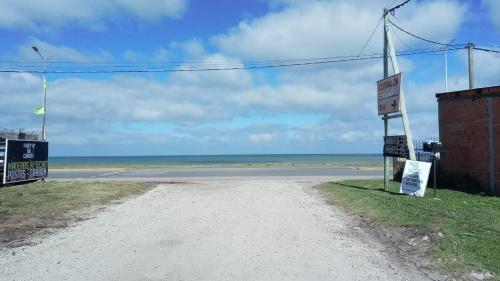 an empty road with the ocean in the background at Departamentos Lovaiza`s in Barrio Félix U Camet