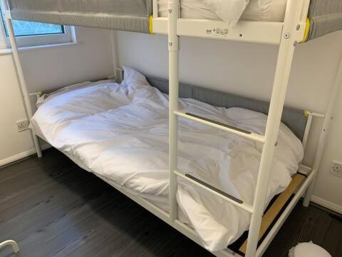 Postel nebo postele na pokoji v ubytování Byron View House